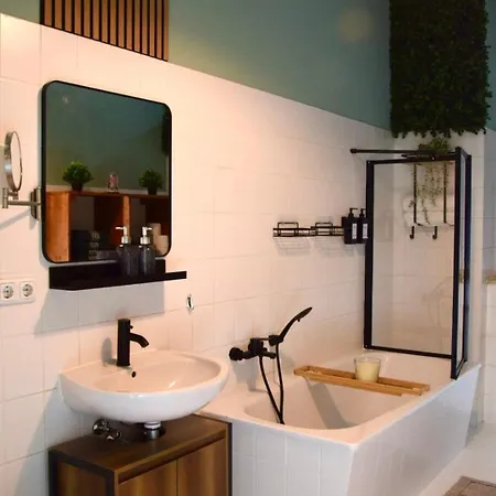 Stilvoller Altbau Im Ruhigen Schleussig Mit Wlan, Netflix, Waschmaschine 아파트 라이프치히