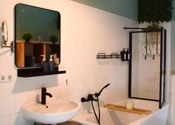 Stilvoller Altbau Im Ruhigen Schleussig Mit Wlan, Netflix, Waschmaschine Апартаменты Лейпциг